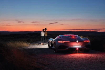 Escapada romântica à noite: Renault de luxo sob um céu ao pôr do sol