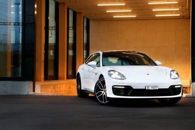 Porsche Panamera 4S E-Hybrid Sport Turismo 2020 dans un cadre moderne