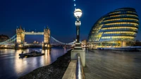 Puente de la Torre iluminado y Ayuntamiento por la noche, Londres