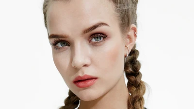 Josephine Skriver : modèle danoise aux yeux captivants et aux cheveux tressés