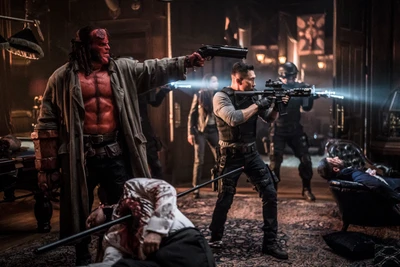 Affrontement plein d'action avec Hellboy dans un cadre sombre et intense