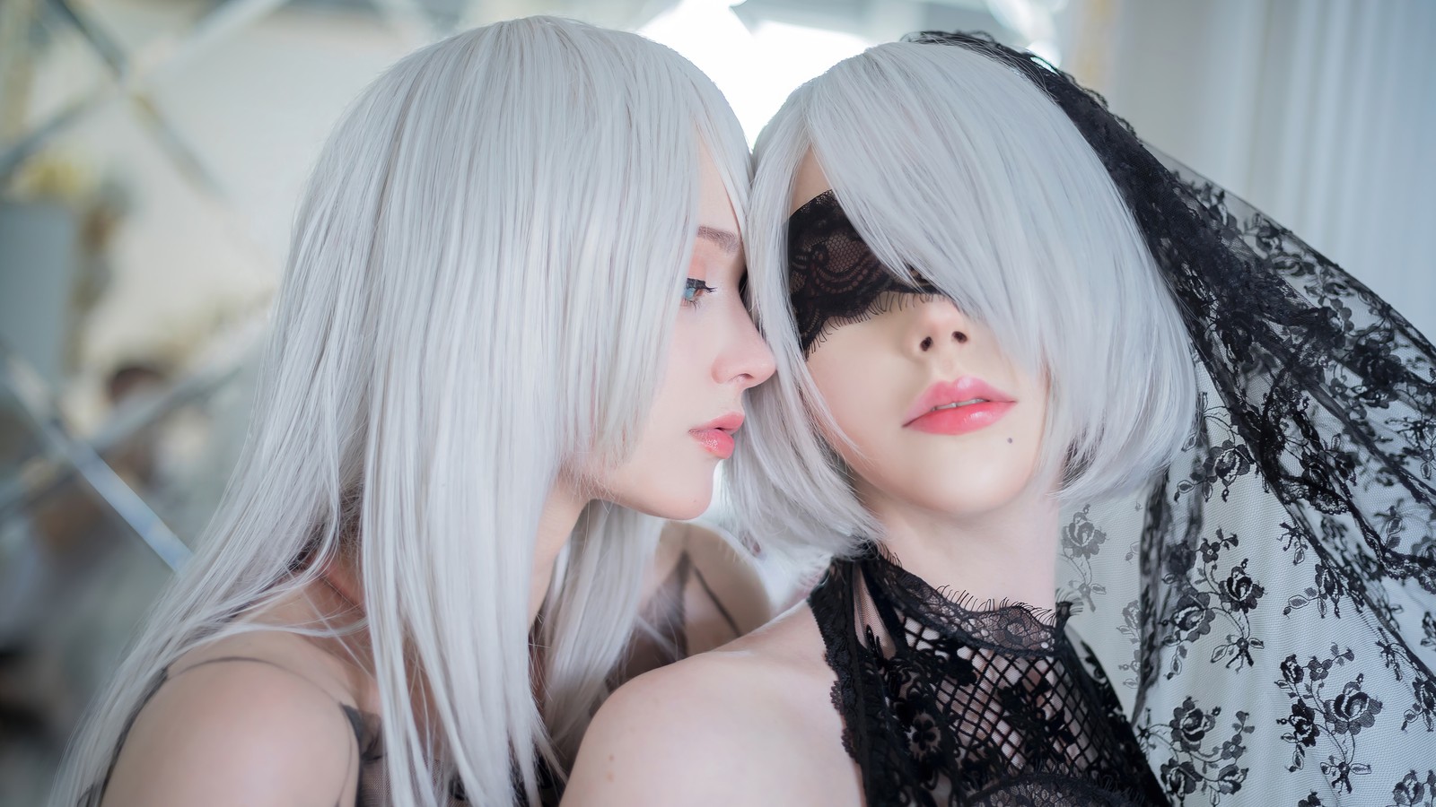 Dos mujeres con cabello blanco y cintas negras se miran entre sí (nier automata, videojuego, yorha 2b, yorha no 2 tipo b, yorha no 2 type b)