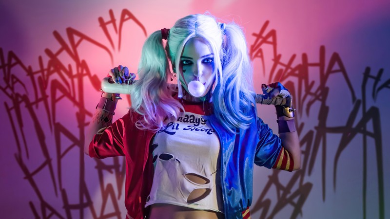 Жираф в костюме харли с битой в руке (harley quinn, отряд самоубийц, suicide squad, косплей, cosplay)