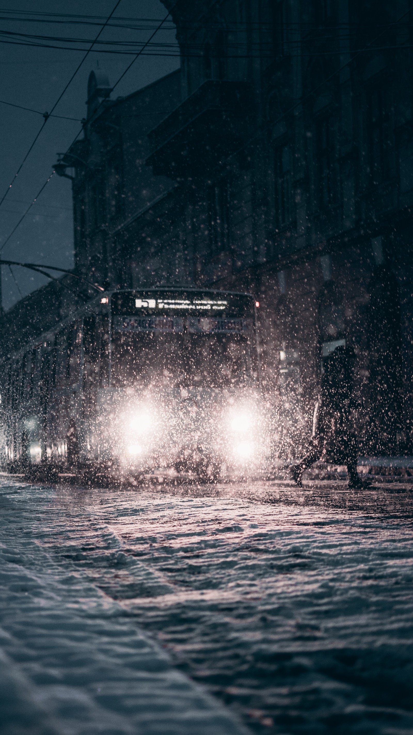 Une voiture roule dans la rue sous la neige (nuit, mer, eau, nuage, nature)