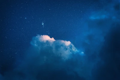 Ciel Nocturne Étoilé avec Nuages Éthérés