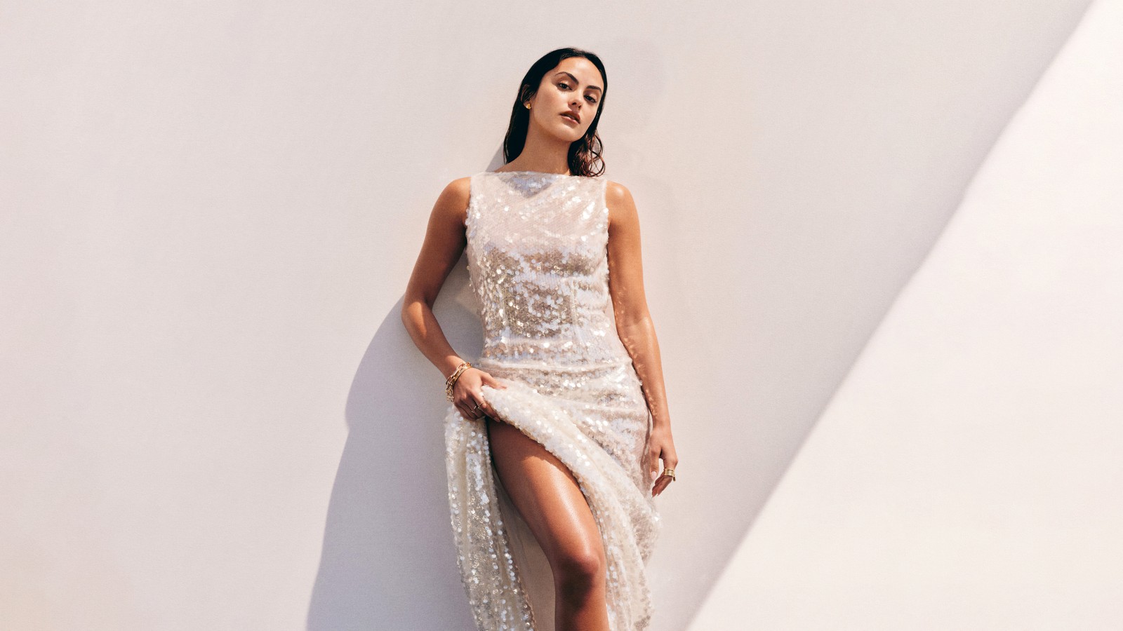 Una mujer jirafa en un vestido blanco apoyada contra una pared (camila mendes, brillo, vogue méxico, vogue mexico, 5k)