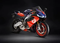 Aprilia RS 660: Элегантный спортивный мотоцикл на темном фоне в разрешении 4K