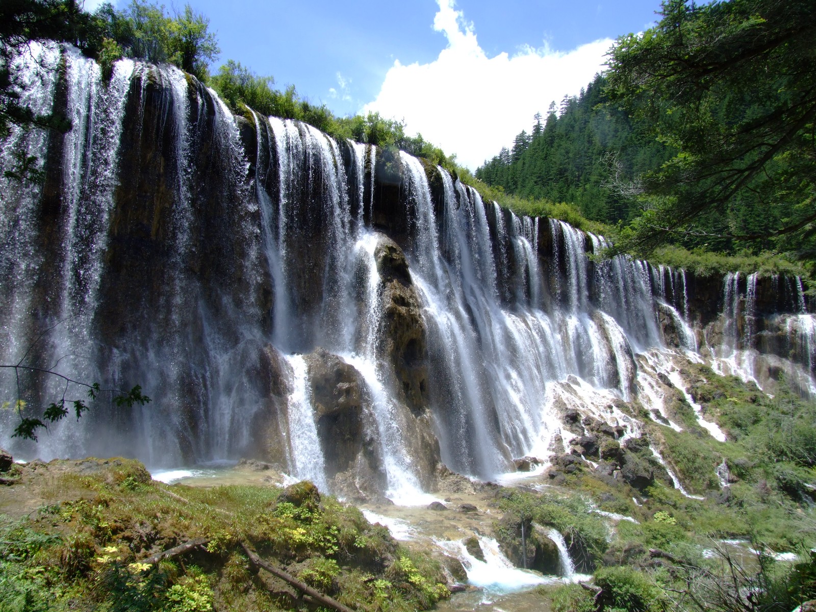 Uma grande cachoeira com muitas quedas d'água (cachoeira, recursos hídricos, corpo de água, natureza, água)