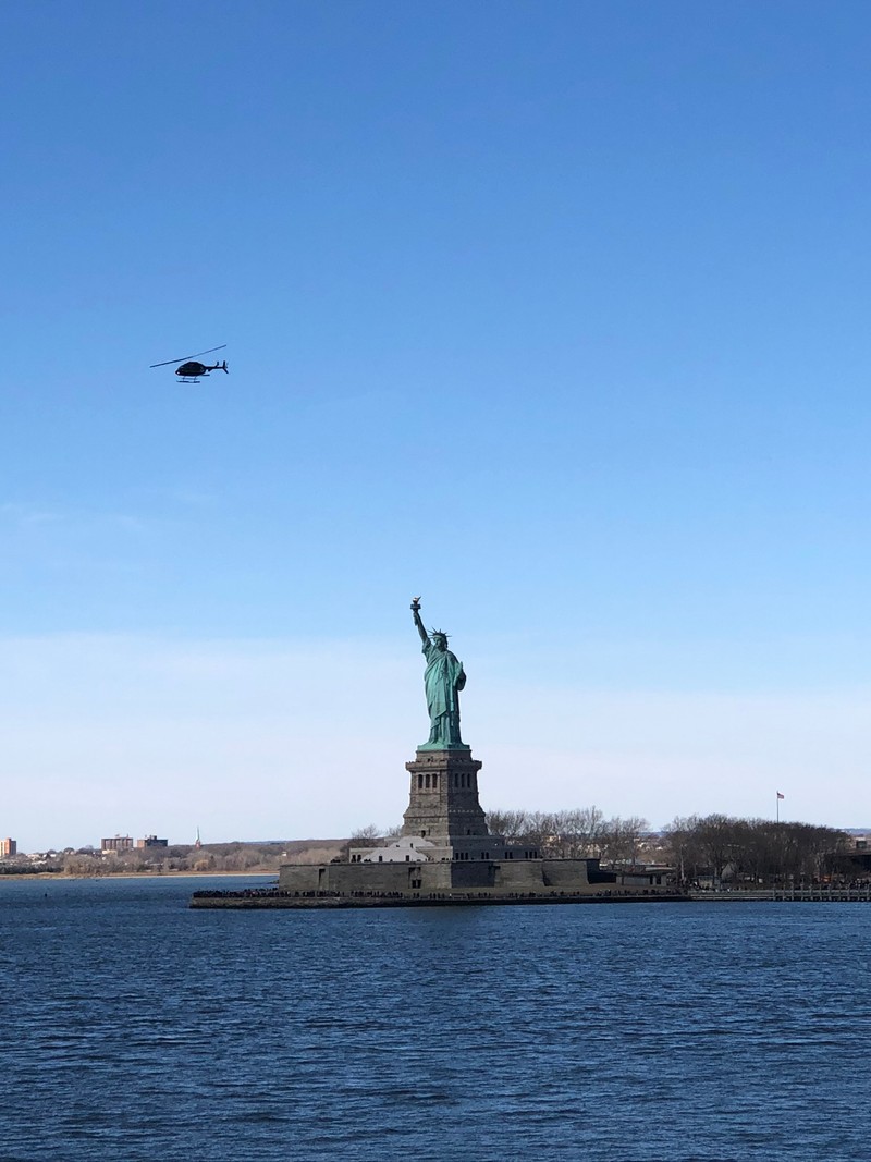 Статуя свободы с вертолетом, пролетающим над ней. (нью йорк, new york city, статуя свободы, национальный памятник статуи свободы, вода)