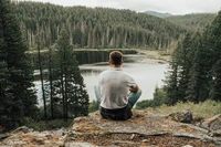 Kontemplation in einer ruhigen Wildnis: Ein friedlicher Blick auf einen Bergsee