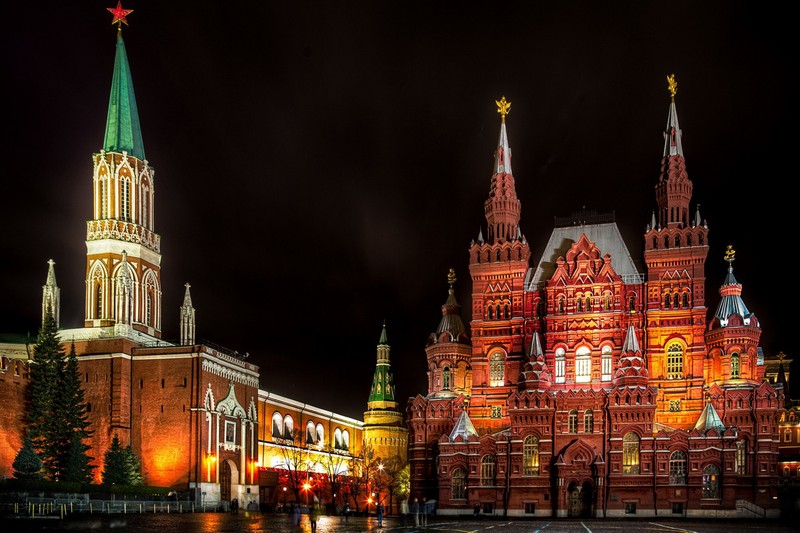 Вид на большое здание с часовой башней (собор святого василия, saint basils cathedral, собор, город, красная площадь)