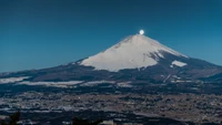 Monte Fuji com um cume coberto de neve sob um céu limpo