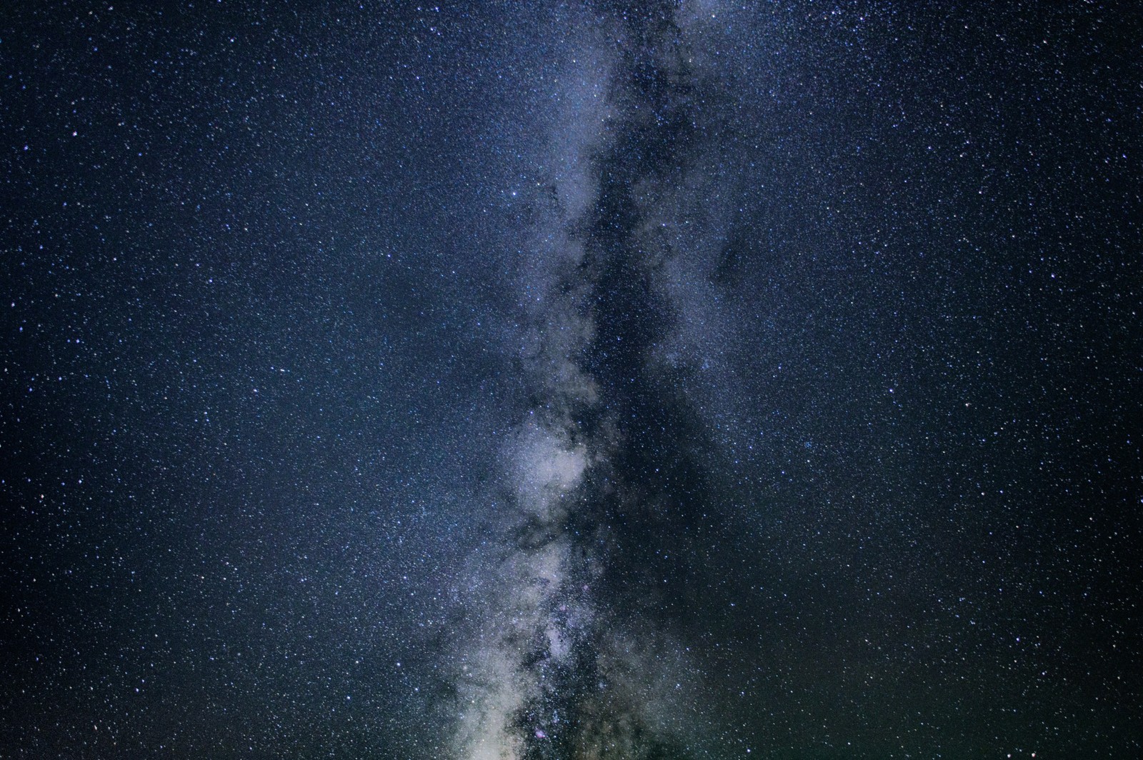 Uma vista da via láctea de uma praia (via láctea, galáxia, estrela, universo, astronomia)