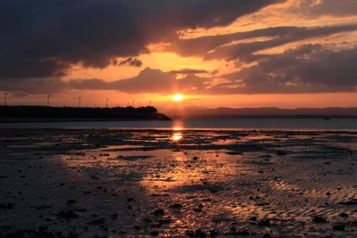 Serene Sonnenuntergang Reflexion über ruhigen Gewässern