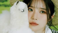 Hayoung de fromis_9 avec un lama en peluche, mettant en avant une esthétique douce et rêveuse.