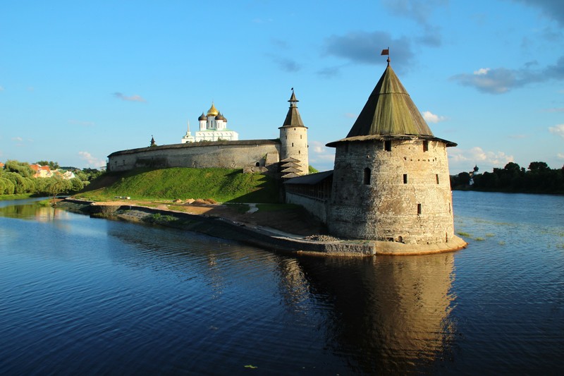 Вид замка на холме с видом на озеро (водяной замок, вода, водный путь, отражение, ров)