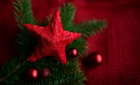 Decoración de estrella roja festiva en pino verde con adornos navideños