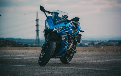 Motocicleta azul dinâmica na estrada aberta