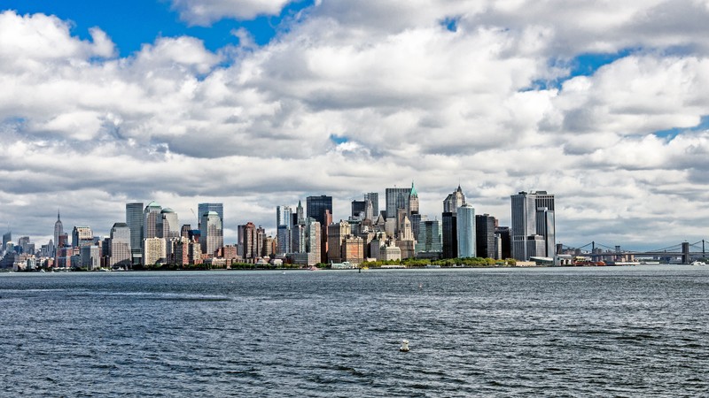 Арабский вид на городской горизонт с водоемом (нью йорк, new york city, небоскреб, городской пейзаж, город)