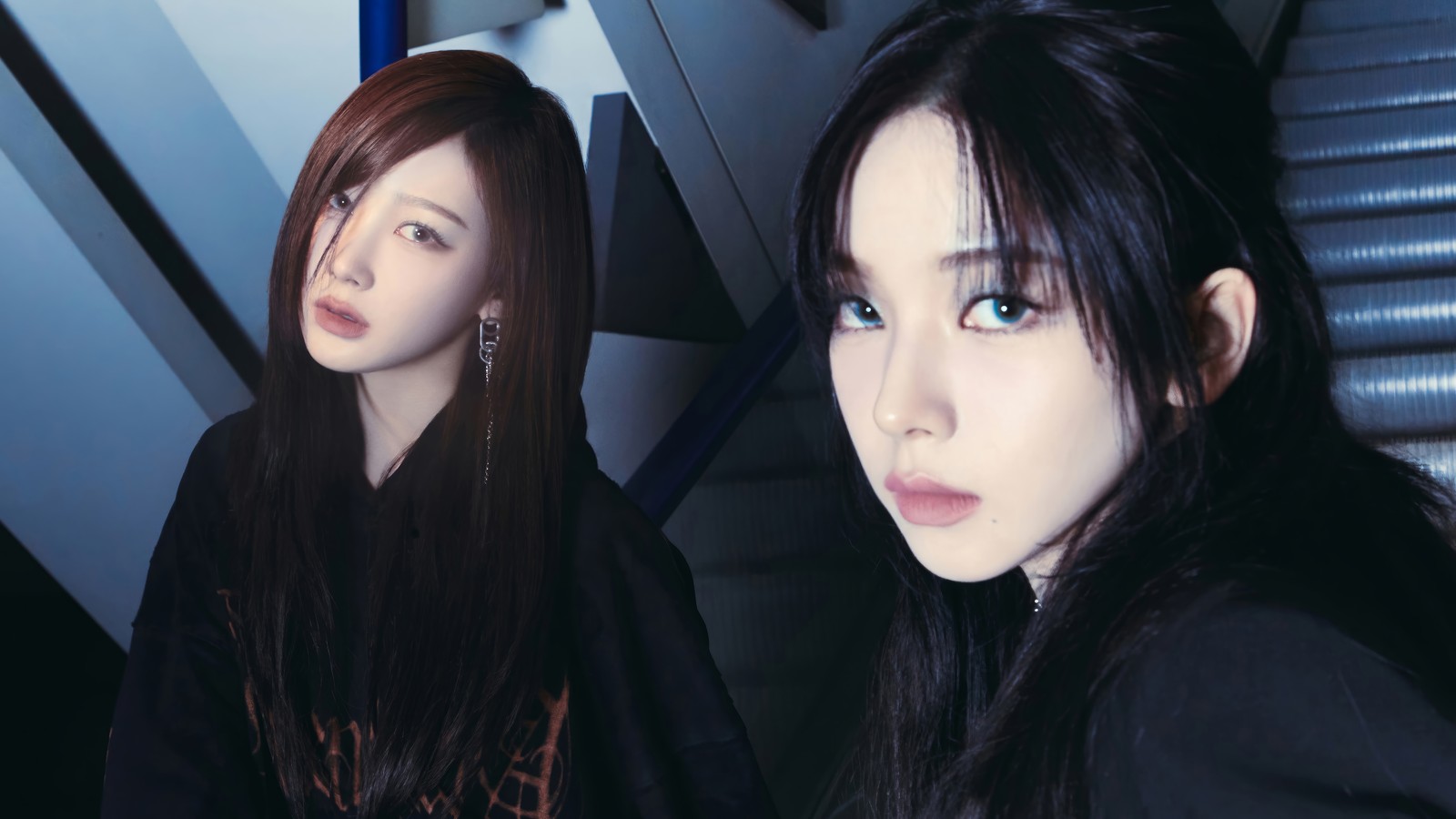 Deux femmes aux longs cheveux et yeux bleus posent pour une photo (aespa, kpop, 에스파, k pop, filles)