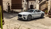 Eleganter Bentley Continental GT Speed, geparkt auf einer Kopfsteinpflasterstraße