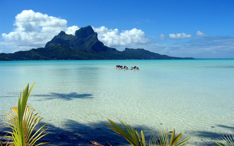 Арабская лодка в чистой воде с горами на заднем плане (таити, tahiti, природа, тропики, прибрежные и океанические формы рельефа)