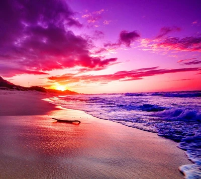 Coucher de soleil vibrant sur une plage sereine avec un ciel violet et des vagues douces