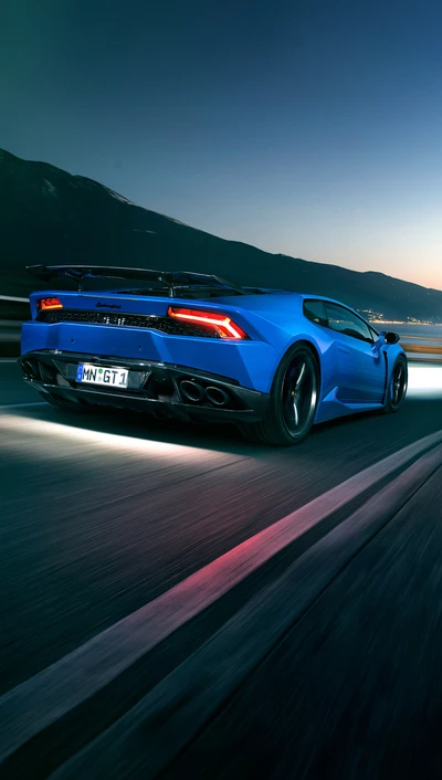 Lamborghini Huracán azul acelerando al anochecer