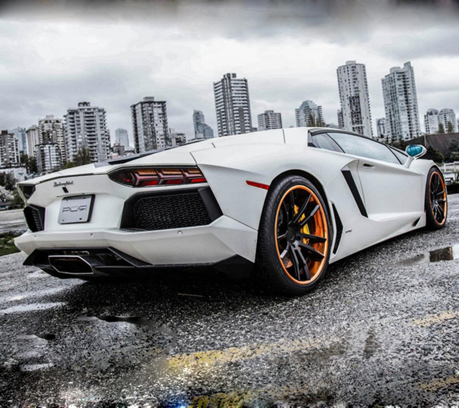 Un primer plano de un coche deportivo blanco estacionado en un estacionamiento (arquitectura, coche, lamborghini, naranja, camino)