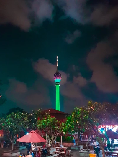 Torre de Lótus iluminada contra um céu noturno no Sri Lanka