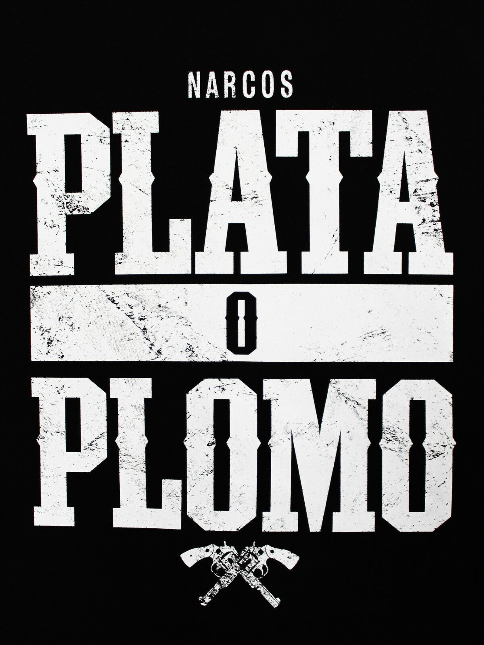 Eine nahaufnahme eines schwarzen shirts mit weißem text darauf (narcos, pablo escobar, plata o plomo)