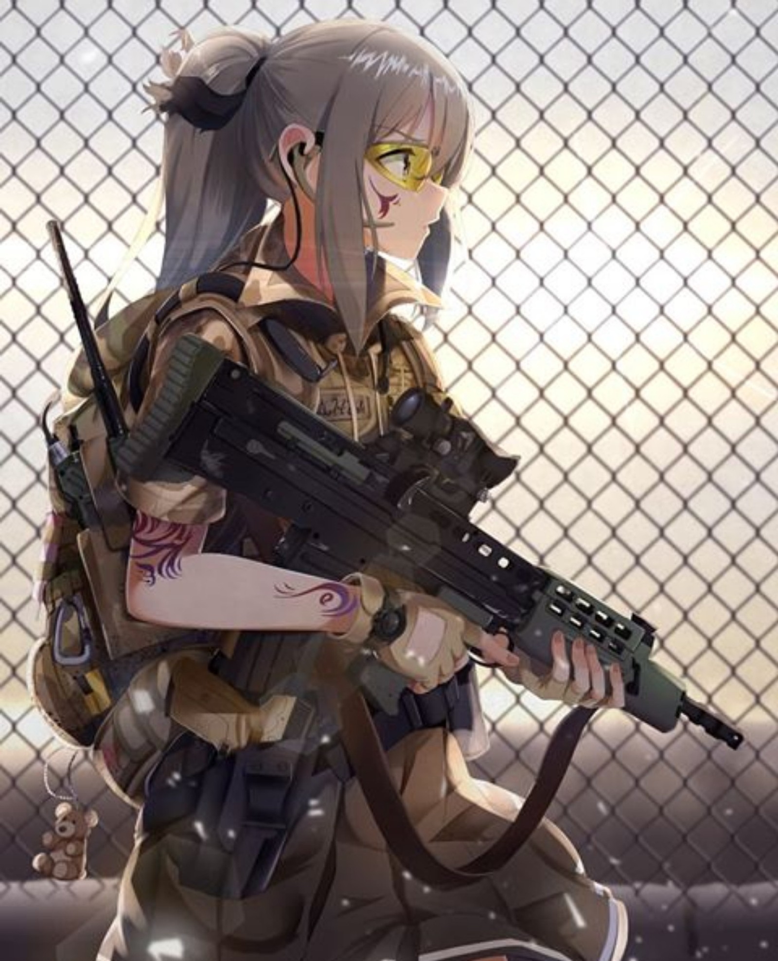 Una mujer con una pistola y una mochila de pie frente a una cerca (anime, chica de anime, niña, armas)