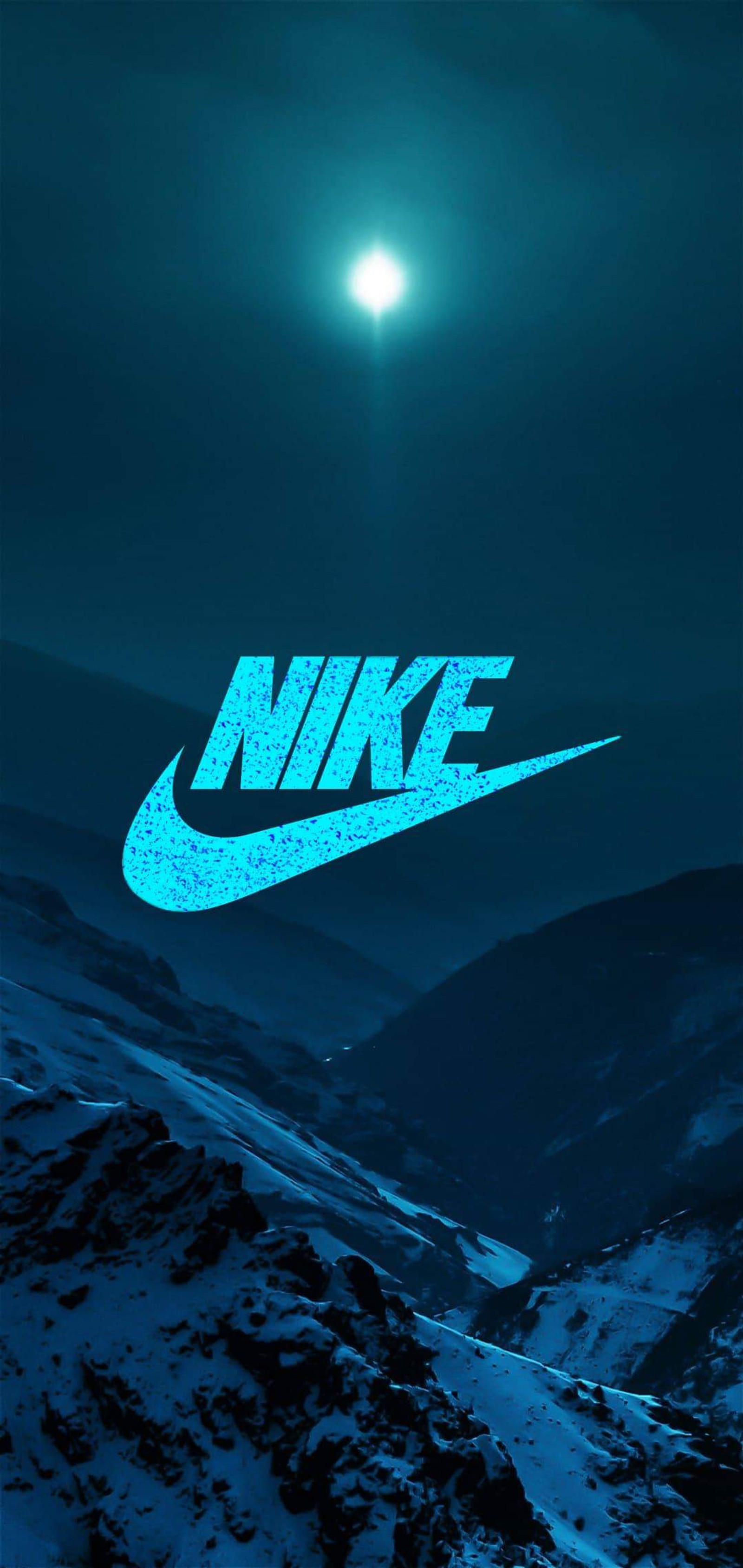 Logo de nike en una montaña de noche con la luna de fondo (2019, aire, marca, logotipo, moderno)