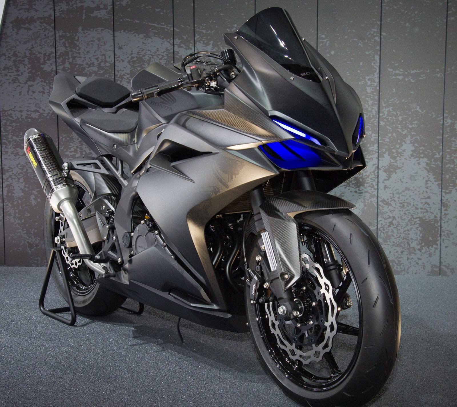 Arafed motorcycle parked on a gray floor in front of a wall (black, honda, japan, motorbike, superbike)