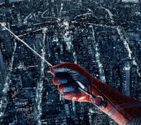 El agarre de Spider-Man lanzando telarañas sobre el paisaje urbano