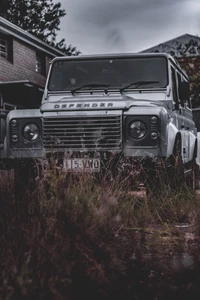 Land Rover Defender dans un paysage envahi de Brisbane