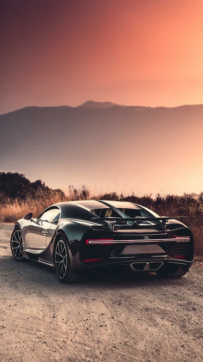 Bugatti Chiron noir au coucher du soleil sur une route pittoresque