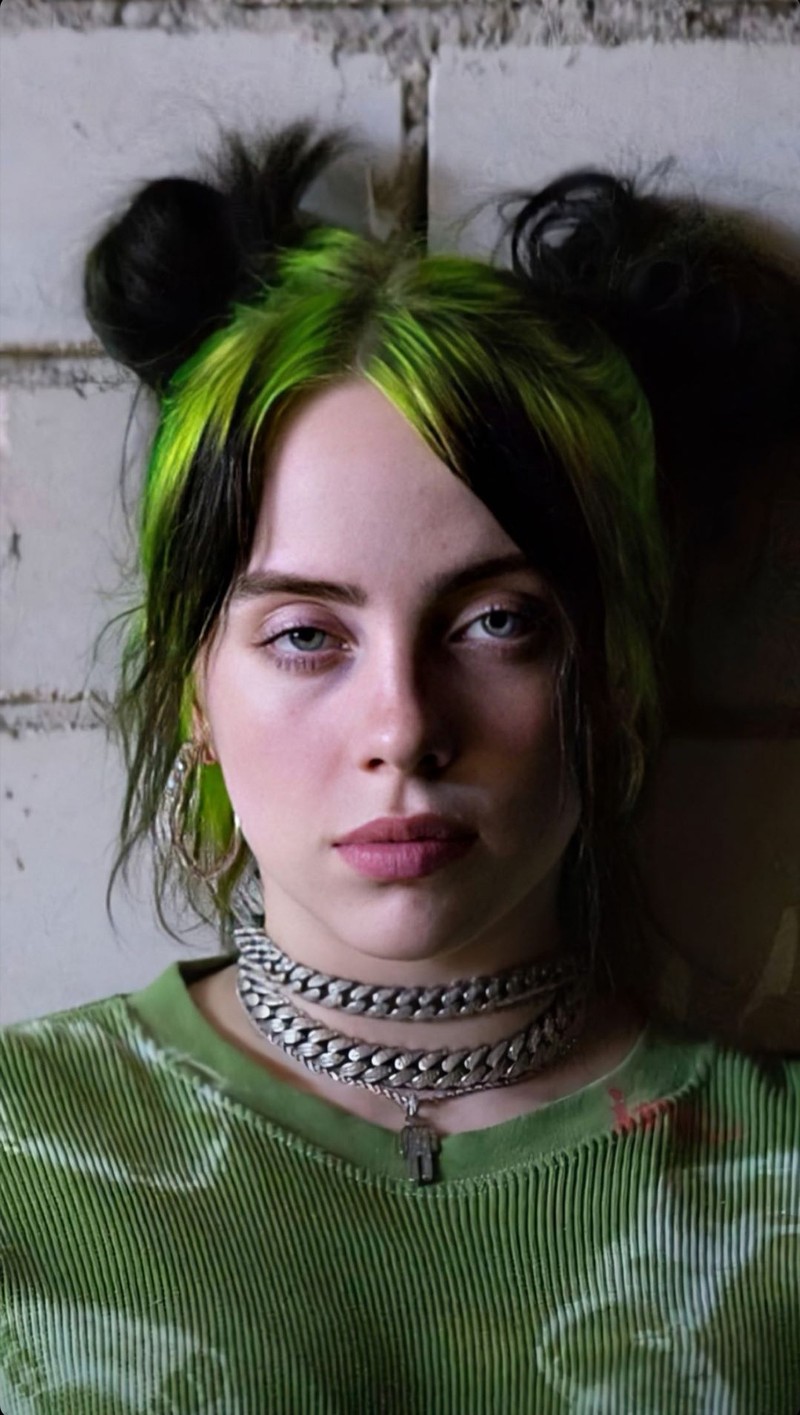 Una mujer árabe con cabello verde y camisa verde posando para una foto (blohsh, fjfjd)