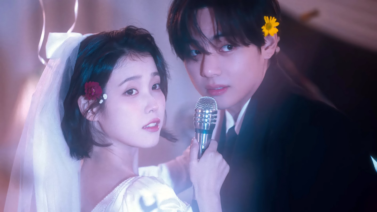 Un homme et une femme tenant un microphone (iu, k pop, kpop, 아이유, lee ji eun)