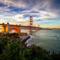 Puente Golden Gate al atardecer: un majestuoso hito sobre el mar