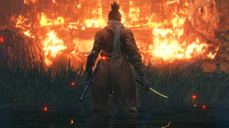 Мужчина в красном костюме стоит перед огнем (sekiro shadows die twice, видеоигра)