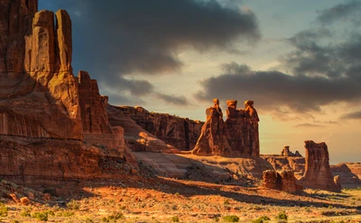 Sonnenaufgang über den majestätischen Formationen des Arches-Nationalparks