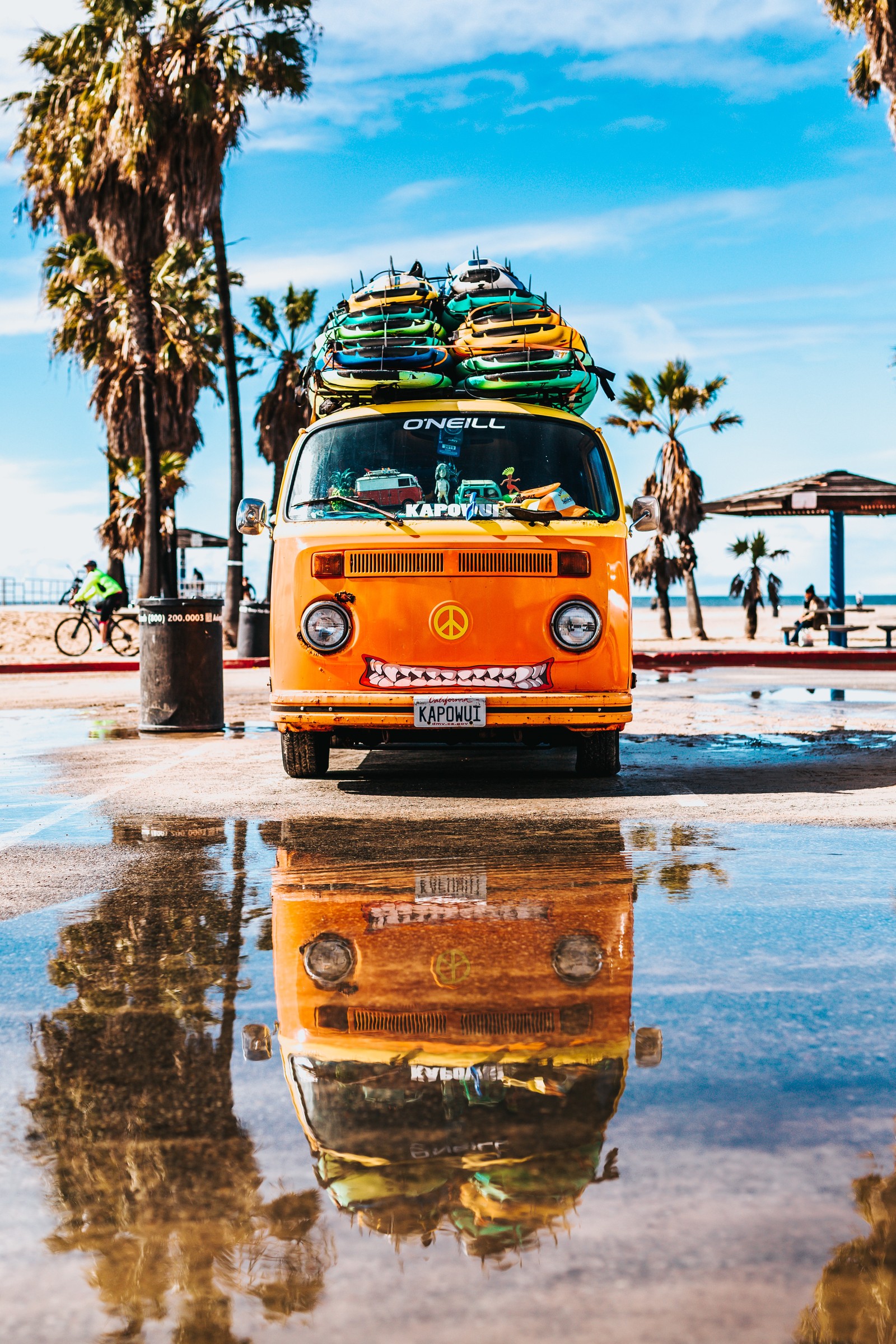 Há uma van com pranchas de surf no teto estacionada na rua (van, volkswagen tipo 2, volkswagen type 2, carros, surfing)