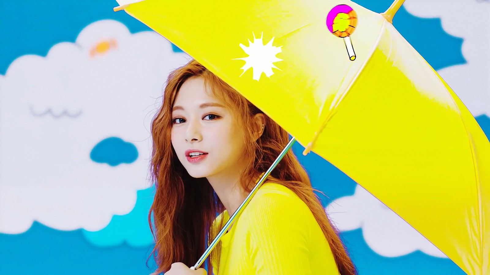 Image floue d'une fille avec un parapluie jaune devant un ciel bleu (deux fois, kpop, filles, tzuyu, chou tzuyu)