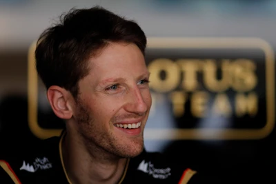 Romain Grosjean lächelt in der Lotus-Team-Garage