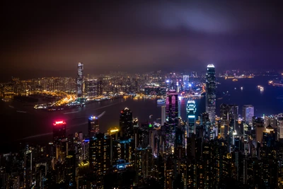 skyline da cidade de hong kong, corpo de água, arranha céus, tempo noturno, paisagem urbana