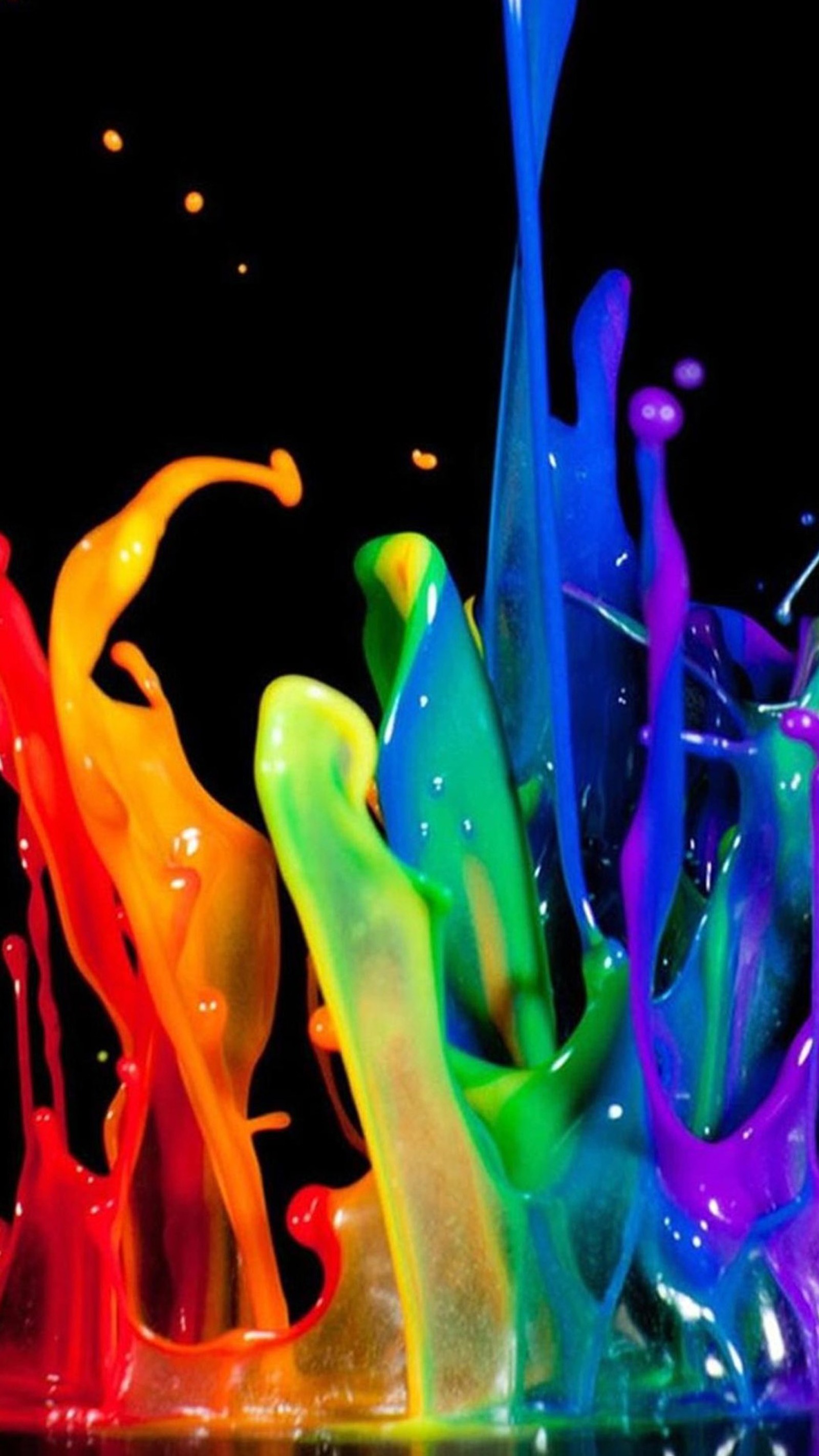 Un gros plan d'un liquide coloré versé dans un verre (peinture, eau, coloré, doigt, verre)