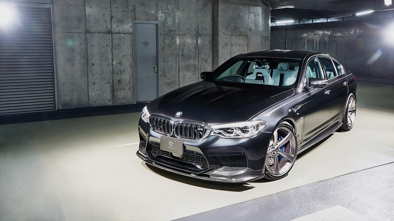 Крупный план автомобиля bmw, припаркованного на парковке (2018 бмв м5, 2018 bmw m5, bmw m5, машины, bmw)