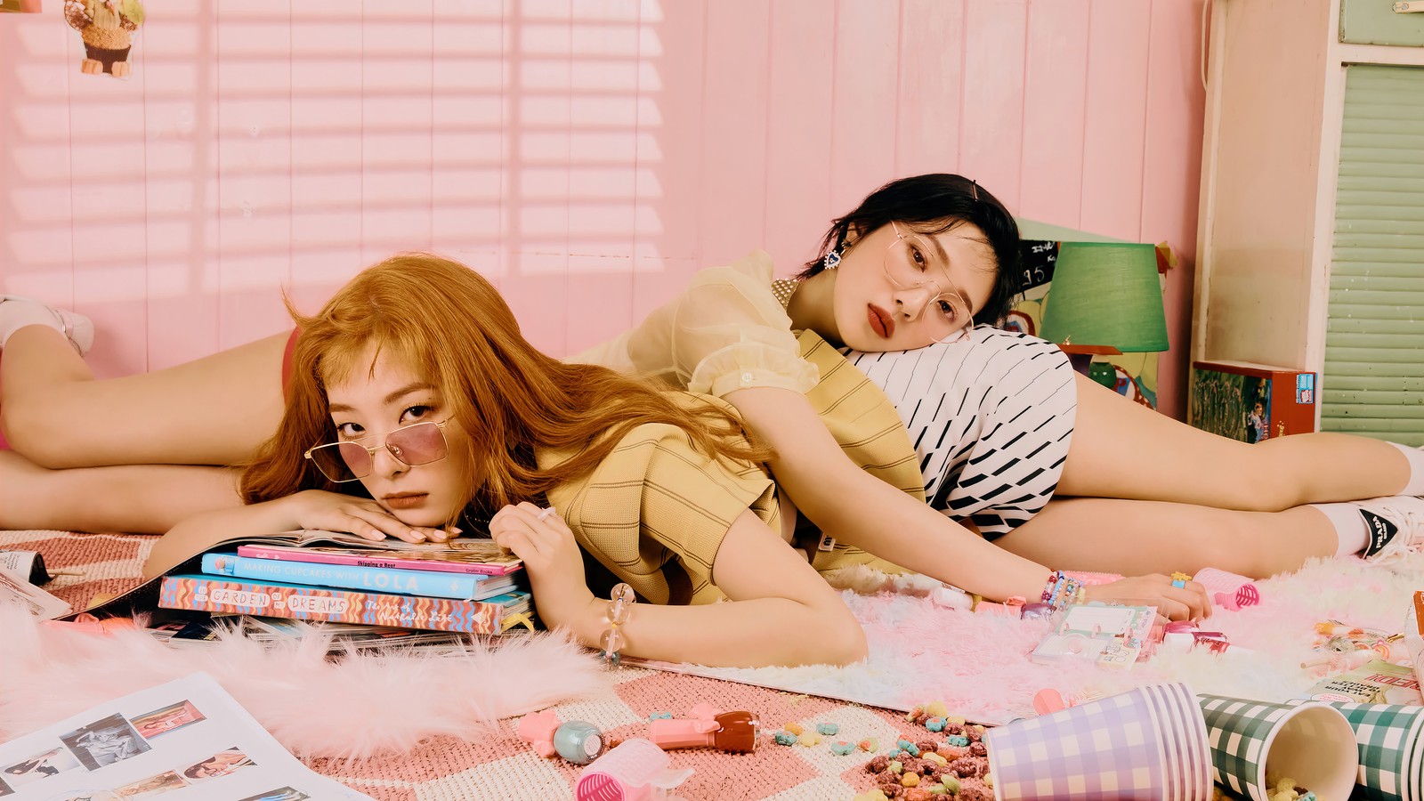 Deux femmes allongées sur un lit avec des livres et des magazines (red velvet, 레드벨벳, kpop, k pop, groupe de filles)