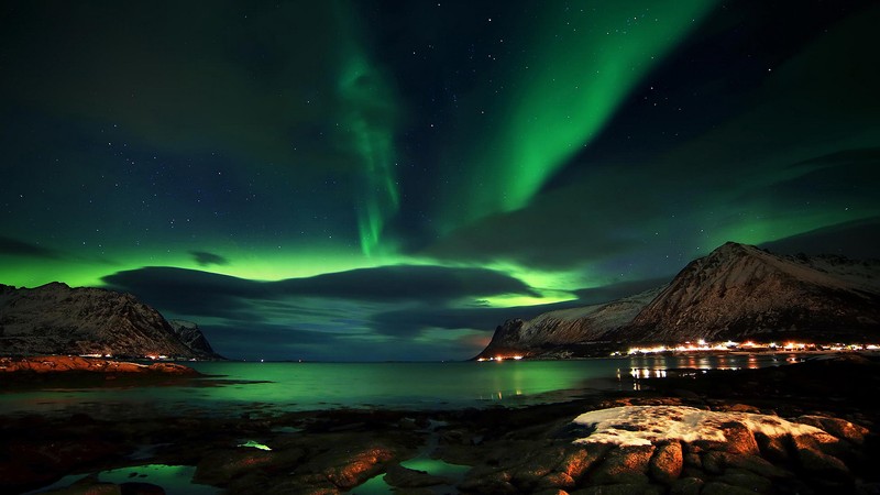 Северное сияние освещает небо над водоемом (лофотены, lofoten, аврора, природа, природный пейзаж)